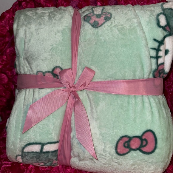 Hello kitty plush blanket 💚 - Picture 2 of 5